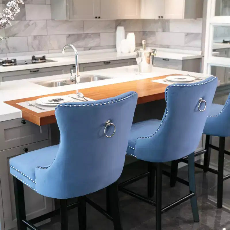 Set di 2 sgabelli da bar trapuntati in velluto con gambe in legno, colori assortiti