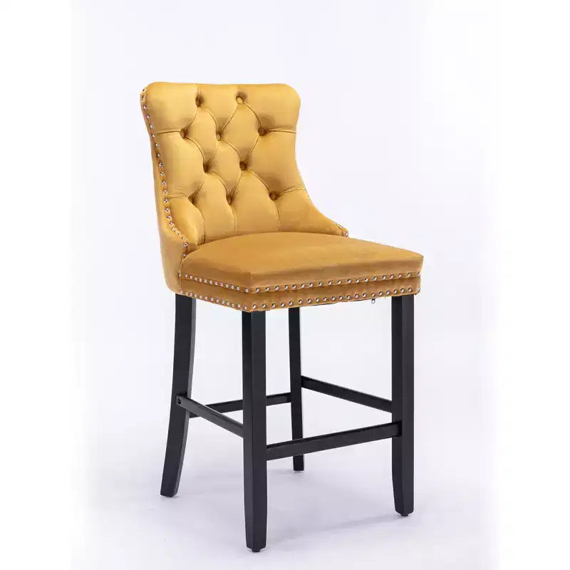 Set di 2 sgabelli da bar trapuntati in velluto con gambe in legno, colori assortiti