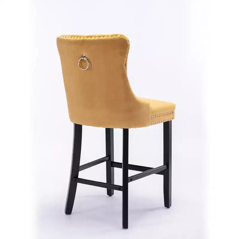 Set di 2 sgabelli da bar trapuntati in velluto con gambe in legno, colori assortiti
