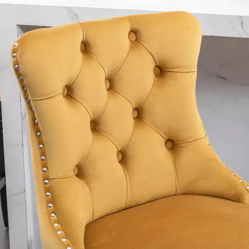 Set di 2 sgabelli da bar trapuntati in velluto con gambe in legno, colori assortiti