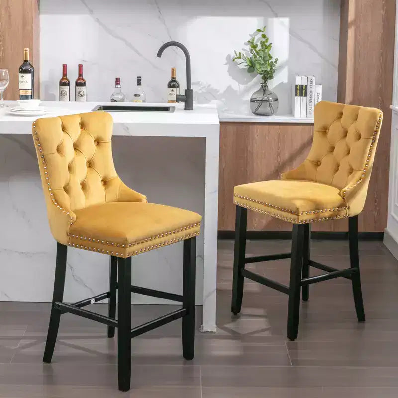 Set di 2 sgabelli da bar trapuntati in velluto con gambe in legno, colori assortiti