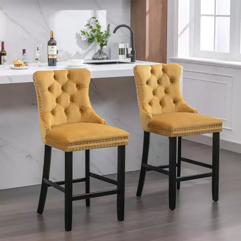 Set di 2 sgabelli da bar trapuntati in velluto con gambe in legno, colori assortiti