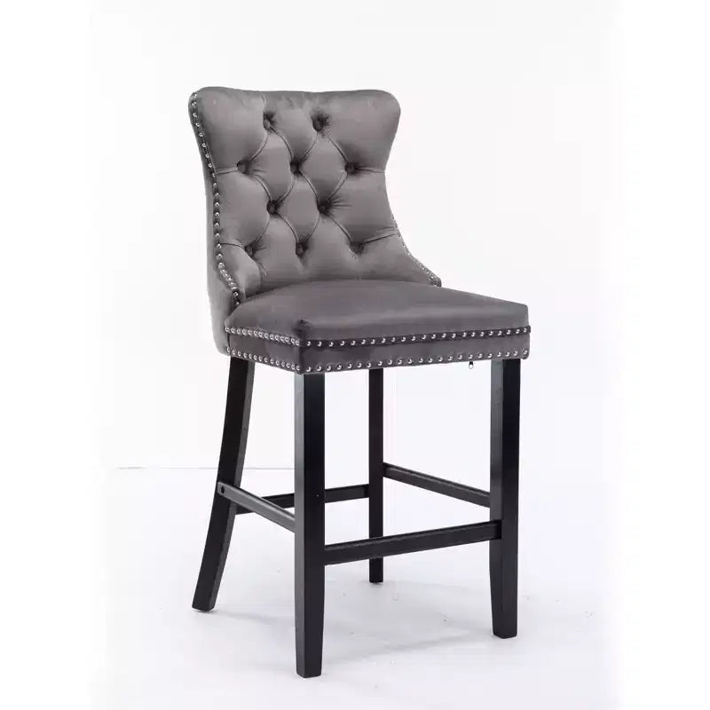 Set di 2 sgabelli da bar trapuntati in velluto con gambe in legno, colori assortiti