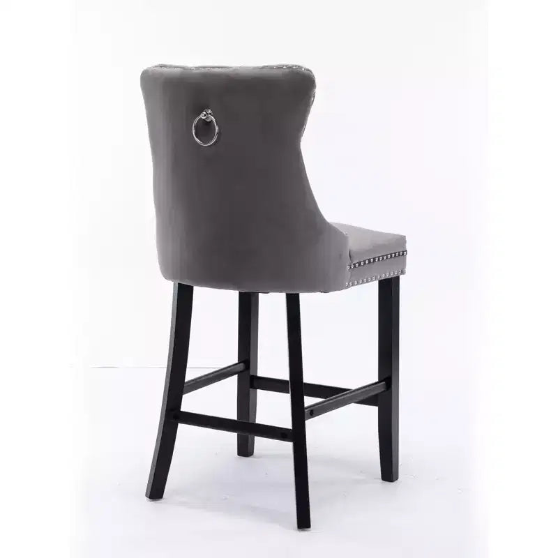 Set di 2 sgabelli da bar trapuntati in velluto con gambe in legno, colori assortiti