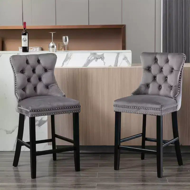 Set di 2 sgabelli da bar trapuntati in velluto con gambe in legno, colori assortiti