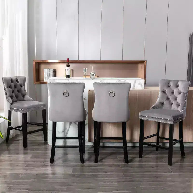 Set di 2 sgabelli da bar trapuntati in velluto con gambe in legno, colori assortiti