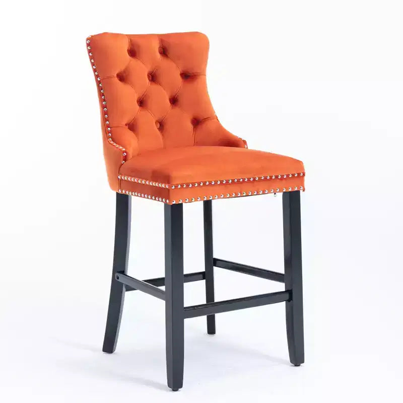 Set di 2 sgabelli da bar trapuntati in velluto con gambe in legno, colori assortiti