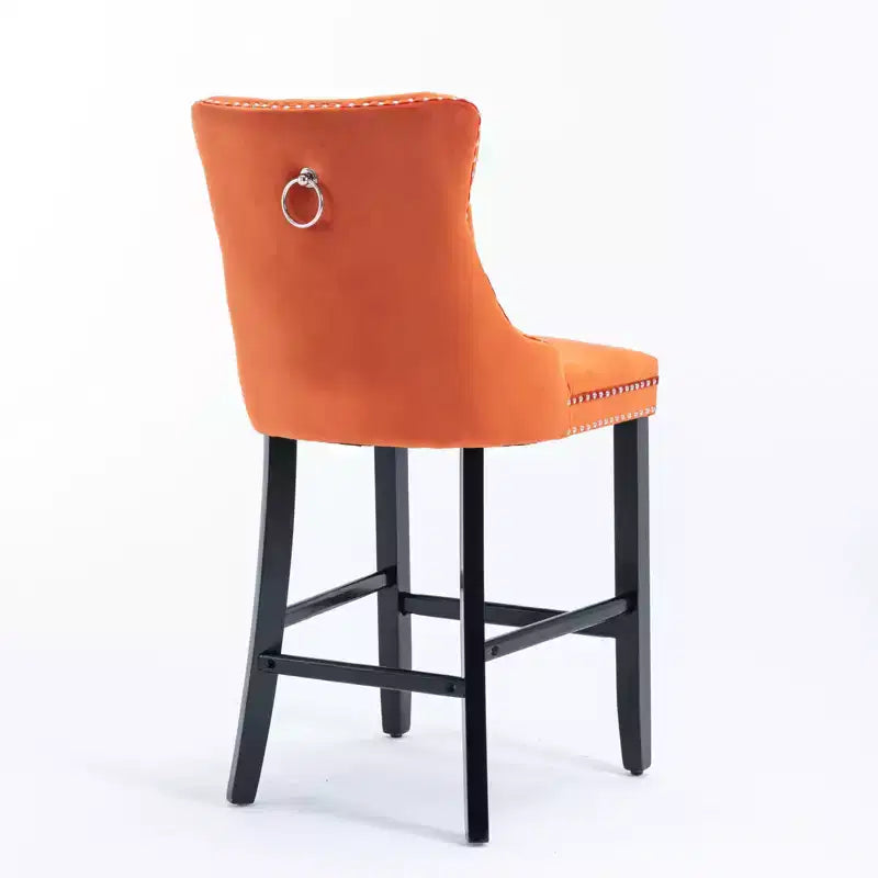 Set di 2 sgabelli da bar trapuntati in velluto con gambe in legno, colori assortiti