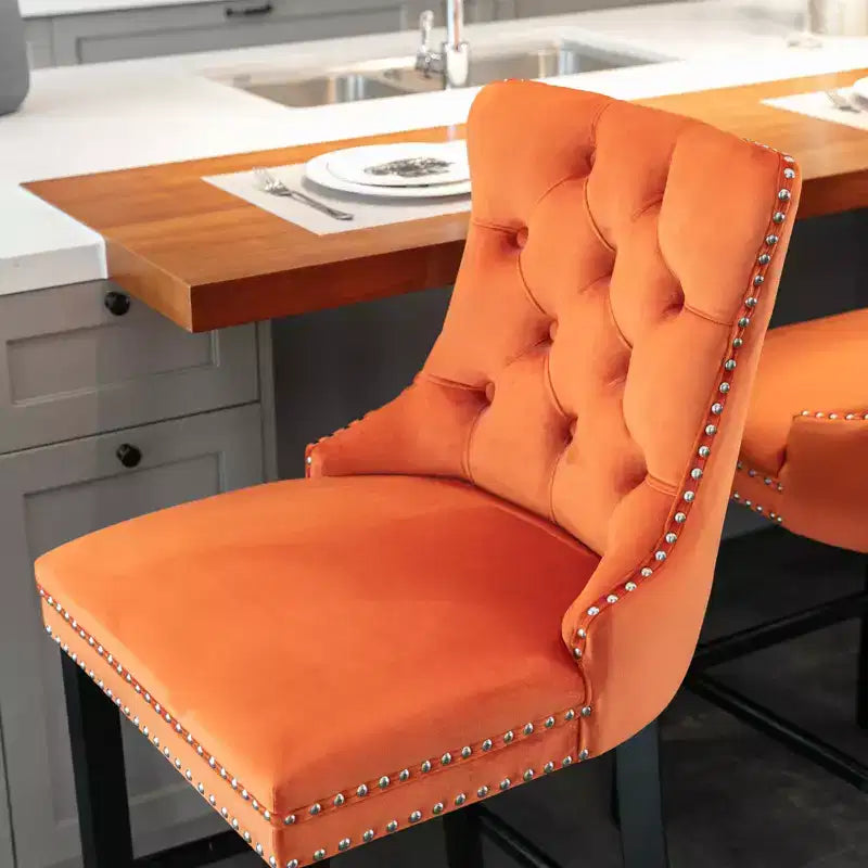 Set di 2 sgabelli da bar trapuntati in velluto con gambe in legno, colori assortiti
