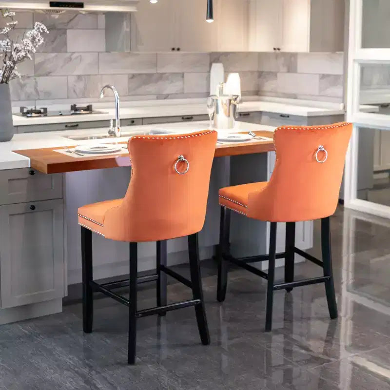 Set di 2 sgabelli da bar trapuntati in velluto con gambe in legno, colori assortiti