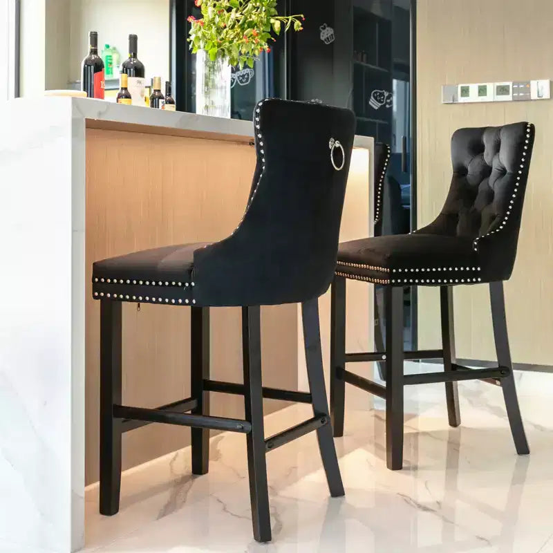 Set di 2 sgabelli da bar trapuntati in velluto con gambe in legno, colori assortiti