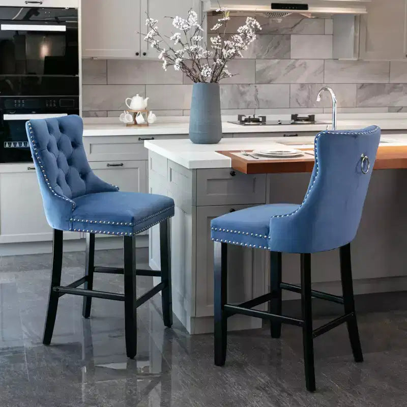 Set di 2 sgabelli da bar trapuntati in velluto con gambe in legno, colori assortiti
