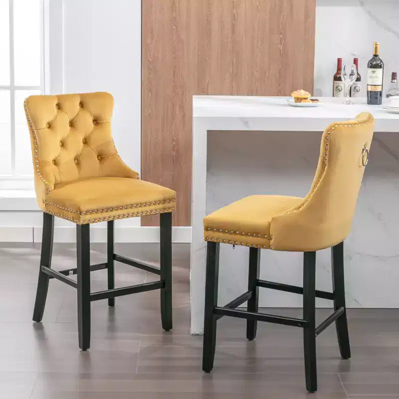 Set di 2 sgabelli da bar trapuntati in velluto con gambe in legno, colori assortiti