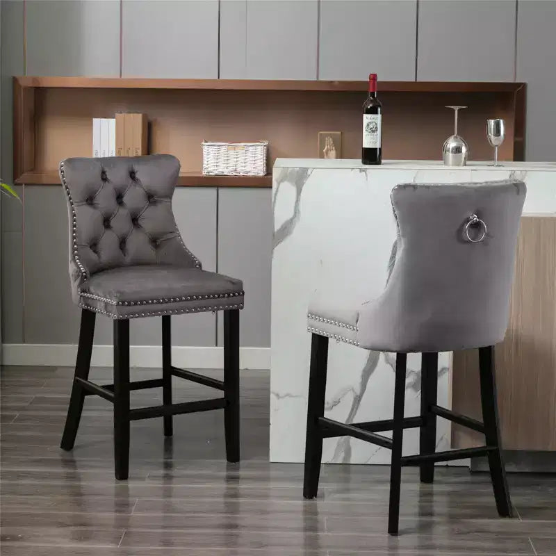 Set di 2 sgabelli da bar trapuntati in velluto con gambe in legno, colori assortiti