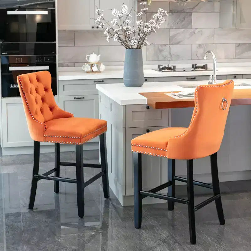 Set di 2 sgabelli da bar trapuntati in velluto con gambe in legno, colori assortiti