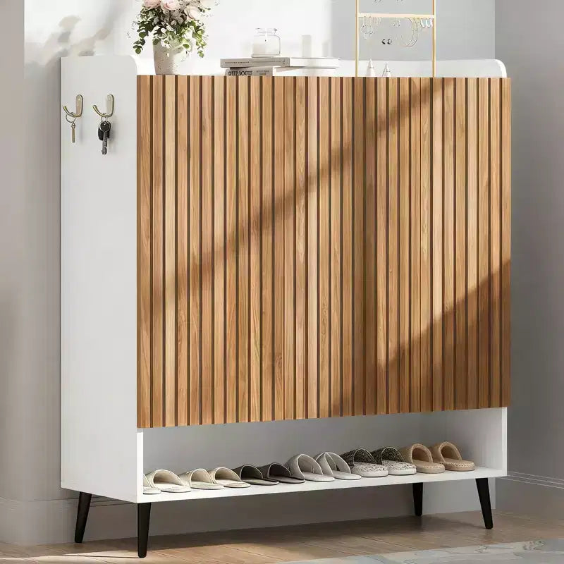 Scarpiera a 3 ante grigio/bianco+naturale, 6 ripiani indipendente, capacità 28 paia
